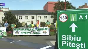 Câteva persoane protestează și în fața ministeruișui de finanțe, dar ministrul eugen teodorovici nu este printre ei, deși spunea că va participa la protest. Metru De Autostrada Digi24