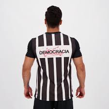 Constituiu o maior movimento ideológico da história do futebol brasileiro. Camiseta Corinthians Tradicao Democracia Corinthiana Futfanatics