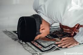 Menjadi kemuliaan bagi orang meneggakkannya. Ini 10 Manfaat Sholat Tahajud Salah Satunya Jaminan Masuk Surga Rumah123 Com