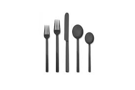 The pleasure of dining with the people we love, the taste of cooking, the joy of sharing a unique moment with our friends and the obgects that we use in this special occasions. Stile Oro Nero Lucido