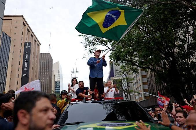 Brazil's Lula wins historic fourth term, Flavio Bolsonaro refuses to concede - Internazionale