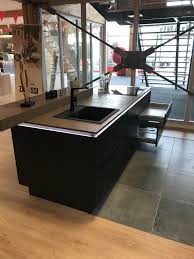 mat zwarte eiland keuken met led verlichting onder blad matzwart zwarte keuken keukeninspiratie keuken mat keukenkast keuken ontwerpen