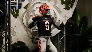 Bengals to reveal new uniforms the cincinnati bengals unveil their new uniforms at 9 a.m. Zirzsvrdirdl M