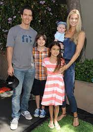 The pair met on the set of saved by the bell in 1993, where russell played a small role on the show and caught the attention of. Mark Paul Gosselaar Catriona Mcginn Michael Charles Gosselaar Dekker Edward Gosselaar Lachlyn Hope Gosselaar Mark Paul Gosselaar Catriona Mcginn Photos Zimbio