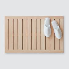 So if you have those old place mats then its time to reuse them by stitching them together and creating this super cool and. Best Wooden Bath Mats 2020 Stylish Bath Mats Made Of Wooden Slats Apartment Therapy