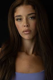 Nina Thorne's Instagram, Twitter & Facebook