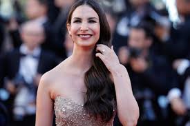 Das merken auch hanna weig und jörn. Jorn Schlonvoigt Hanna Weig Ihr Kleid Konnt Ihr Nachshoppen Bei H M Brigitte De