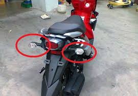 Jenis lampu kepala yang bohlamnya bisa dilepas dari rumah lampu adalah jenis. Nich Solusi Ganti Bohlam Sein Malah Sinyal Lampu Sein Tidak Berkedip Aripitstop