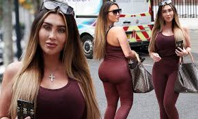 Pictures of towie favourite lauren goodger have circulated showing a much curvier posterior, prompting speculation that she may have had buttock implants to enhance her bottom. Lauren Goodger Shows Off Her Very Peachy Posterior In Skintight Burgundy Gym Leggings Daily Mail Online