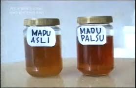 Madu khaula dijamin mengandungi kandungan sukrosa kurang 5% dan kandungan lembapan kurang 16% dan nilai ini adalah mengatasi piawaian international honey comission copyright 2012 read more here cara membezakan madu asli dan tiruan 2/2powered by tcpdf (www.tcpdf.org). Cara Sederhana Mengetahui Madu Asli Dan Madu Palsu Madu Tanjung Pusat Produk Perlebahan Indonesia
