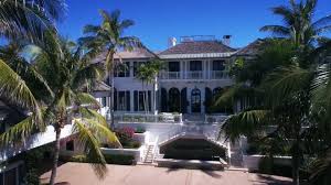 Tiger woods is one of the most successful golfers, and the take a look at tiger woods' house in jupiter island, florida, and read about its features, price and its extensive backyard golf practice facility. Tiger Woods S Ex Wife Elin Nordegren Sells Palm Beach Mansion To Russell Weiner For 28 6 Million Celebrity Net Worth