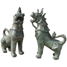 Pair xl bronze chinese foo dogs keiloon fu temple statue china. Tony Duquette Style Thai Bronze Foo Dogs Inset With Antique Mirrors And Agate At 1stdibs