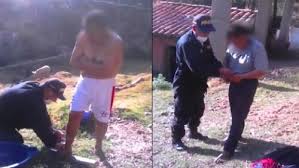 Cusco: policía ayuda a asear a hombre con esquizofrenia para acudir a  cobrar su bono