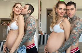 L'imprenditrice digitale ha condiviso una foto insieme al marito mentre sono immersi nelle acque cristalline. Chiara Ferragni E Fedez Il Nome Della Bambina E Stato Scelto