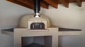 Ce Four A Bois A Ete Construit En Interieur Pour Garder La Forme Igloo Du Dome Son Concepteur A Choisi Une Isolation Four A Bois Design Epure Deco Exterieure