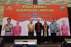 Gambar yang ada bisa anda jadikan contoh design yang unik, lucu dan berkesan untuk anda berikan kepada sanak saudara. Pisah Sambut Wakapolda Lampung Ini Pesan Pesannya Hanuang Com