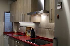 24 de febrero de 2020. Cocina Con Encimera Roja Cocinova