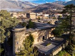 La cuidada vegetación que rodea al hotel y un bonito estanque hacen de éste un lugar tranquilo y apacible. Parador Of Jarandilla De La Vera Caceres A Castle Palace Parador