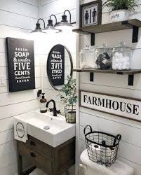 64 Lovely Bathroom Decor Ideas With Farmhouse Style Farmhouse Room Kleines Bad Dekorieren Kleine Badezimmer Badezimmer Renovierungen