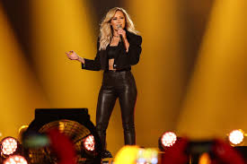 Helene fischer is a famous leading german singer, actress, dancer and television presenter who has won numerous awards including seventeen echo awards and three bambi awards. Absolutes Katastrophenjahr So Geht Es Helene Fischer In Der Krise Web De