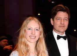 Thomas vinterberg, thomas' far søren vinterberg, idas gudfar mads w., thomas' mors mand jørgen kromann jensen, idas onkel rasmus mathiesen og idas ven elias høm bar kisten ud af marmorkirken. Voor Ida De Standaard Mobile