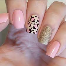 Las uñas decoradas con animal print jamás han decepcionado como tendencia en cualquier época del año. Pink Gold Leopard Manicura De Unas Manicura Para Unas Cortas Unas Decoradas