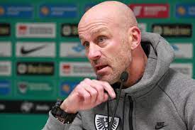 Wenn antwerpen eine philosophie hat aber mit dem kader sie nicht umsetzen kann dann ist es mmn besser einen anderen trainer auf die bank zu setzen als 20 spieler zu tauschen! Fussball 3 Liga Preussen Trainer Antwerpen Entscheidet Sich Gegen Schleudersitz Uerdingen Preussen Munster Munstersche Zeitung