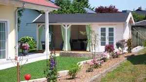 Lugarde Ein Sommermarchen Sehen Sie Es Auch Inmitten Von Farbintensiven Bluten Und Geschmackvoller Gartendekor Gartendekoration Schuppen Ideen Holzpavillon