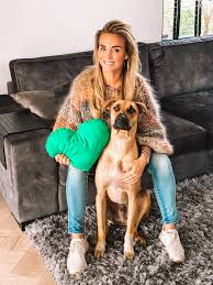 Monique Westenberg is ambassadeur van De Week van de Schooiers!💙🐶 “Ik gun nog veel meer mensen een hulphond en zet mij daarom met liefde in”. Monique is een groot dierenvriend en is