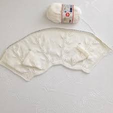 Koltuk Altinda 3 Ilmek Artirdim 7 Yapragi Orerken On Yuzde Eksilttigim Ilmegi Arka Yuzdede Eksilttim Ormek Kolay Ama A Crewel Embroidery Knitting Embroidery
