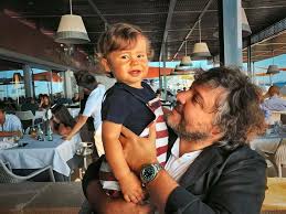 Um bocadinho de gossip por dia, nem sabe o bem que lhe fazia. Cesar Mourao Mostra Primeira Foto Do Filho Recem Nascido A Ferver Vidas