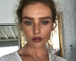 The singer gave birth to her first child early saturday morning. Perrie Edwards Hair Evolution From Little Mix Star S Curls To Iconic Fringe Capital