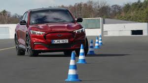 It looks like an afterthought, hastily applied on the dash. Testfahrt Mit Dem Ford Mustang Mach E Elektrisch Statt V8