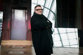 He was the creative director of lanvin in paris from 2001 until 2015. Fnljftvbytysom