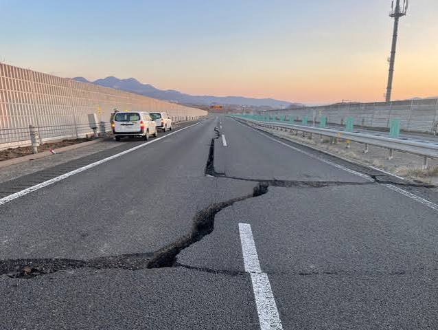地震で高速道路に50メートルのひび、1日で復旧できてしまうわけは：朝日新聞