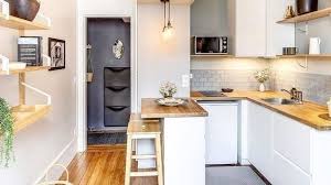 Gambar rak dapur minimalis yang memperlihatkan rak bumbu dapur yang rapi, cocok bagi yang memang menggunakan bumbu masakan yang lengkap. Tips Membangun Dapur Minimalis Rumah Minimalis