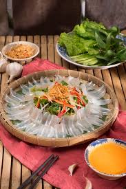 Quán - Gỏi Cá mai- Món Ngon Miền Trung Thịt cá tươi rói, giòn tan, hương vị  nồng nàn của các loại rau ăn hòa quyện trong vị đậm đà của nước