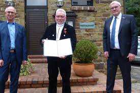 Sie alle unterstehen der verteidigungsministerin. Verdienstkreuz Fur Heinz Josef Hoja Die Stadtmagazine