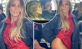 The couple split in the summer but have been seen shop daily chic. Jennifer Lopez Shows Off Famous Curves In Sizzling Red Dress After Ben Affleck Getaway Daily Mail Online