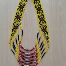 Buat lapan hingga dua belas rantai dan kepingan manik untuk setiap rumbai. Rantai Manik Seramik 4 Sarawak Craft Council