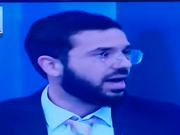 אחד כזה שנותנים לו במה אצל ברקוביץ' זה בושה למדינת ישראל זה לא יהודי זה גוי  ואבא שלג למה על 250 חטופים ו-900 חללים ואלף ומשהו אזרחים שנזווחו לא מעניין  אותם אבל