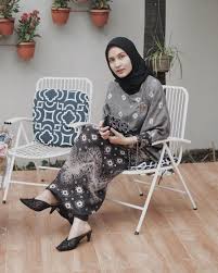 Tren gaya terbaru, model gaya keren terbaru, style untuk pria dan wanita, busana keren, fashion keren. 10 Padu Padan Kain Batik Dengan Hijab Elegan Banget Buat Kondangan