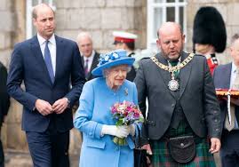 As the elder son of prince charles and princess diana, he is second in the line. Lcti00zayezaem