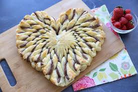 This Raspberry Nutella Puff Pastry Heart Is An Easy Valentine S Dessert Everyone Will Love Qui Valentines Desserts Easy Nutella Puff Pastry Valentine Desserts