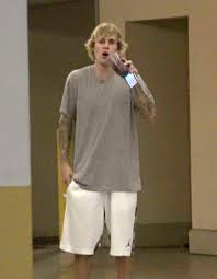 Secondo me gli stanno bene col suo faccino da bimbominkia un normie con questi capelli sarebbe percepito come un cesso sciatto. Organizziamo Una Colletta Per Pagare Un Parrucchiere A Justin Bieber