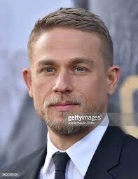 Actor Charlie Hunnam Arrives At The Premiere Of Warner Bros Pictures Picture Id682056420 472 612 Pi Mens Haircuts Short Mens Hairstyles Short Mens Hairstyles