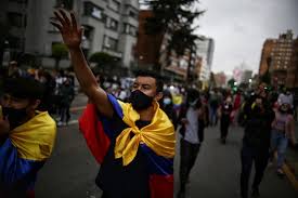 Un policía antidisturbios en las protestas de cali, colombia. Eqlp516x2fdyim