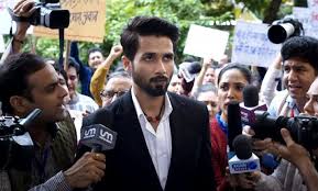 Batti Gul Meter Chalu Box Office Collection Day 1 Shahid Kapoor And Shraddha Kapoor S Film Earns Rs 6 76 Crore Bollywood News India Tv Batti gul meter chalu is a 2018 social drama film starring shahid kapoor, shraddha kapoor, yami gautam and divyendu sharma. batti gul meter chalu box office