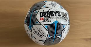 Only official match balls of football tournaments. Tabellenfuhrer Fc Bayern Unterschreibt Einen Bundesliga Ball
