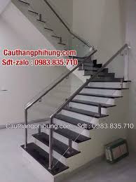 Đầu bằng lắp cho tay vịn vuông hộp inox còn đầu cong lắp cho tay vịn tròn inox hoặc tay vịn tròn tay cong đế mo j là phụ kiện lan can kính và phụ kiện cầu thang kính được công ty phụ kiện tân. Cáº§u Thang Kinh Lan Can Kinh Tay Vá»‹n Gá»— Tay Vá»‹n Inox Táº¡i Ha Ná»™i Cáº§u Thang Kinh Ä'áº¹p Táº¡i Ha Ná»™i Cáº§u Thang Phi Hung